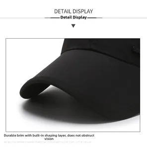 Dettaglio della visiera del cappellino nero con strato interno per mantenere la forma