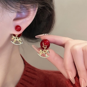 Boucles d'oreilles cheval à bascule rouge avec finition dorée et zircons brillants