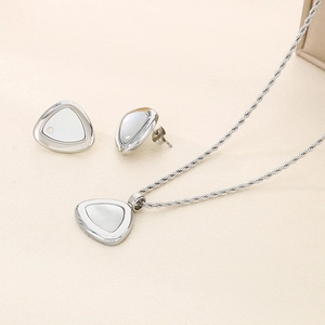 Parure collier et boucles d'oreilles avec pendentifs triangle en nacre et chaîne torsadée