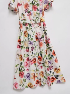 Détail du col à revers et imprimé floral réaliste sur robe midi en popeline