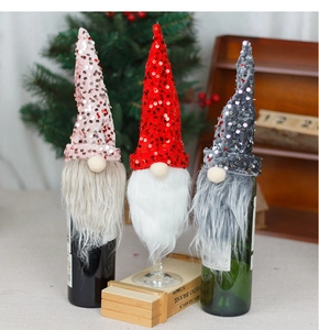 Detail von Weihnachts-Zwergen-Flaschenhüllen mit Pailletten und Kunstpelz für die Deko