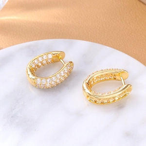 Eleganti orecchini a U placcati in oro con file multiple di micro-pavé di zirconi cubici
