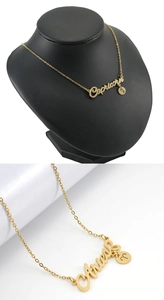 Detalle de collares de acero inoxidable chapado en oro 18K de Capricornio y Aries