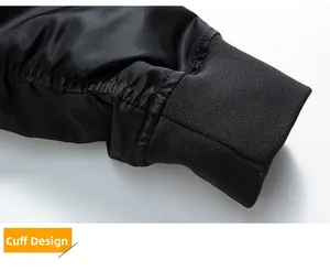 Detailaufnahme der elastischen Rippbündchen und des winddichten Stoffes der Bomberjacke