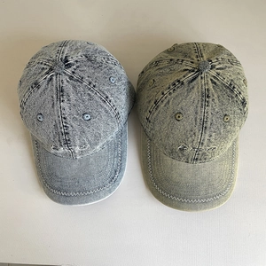 Detail von Vintage-Wasch-Baseballcaps aus Denim mit Acid-Wash-Textur und Stickerei