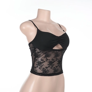 Detail der schwarzen Spitzenstickerei und Hohlmuster am bauchfreien Camisole-Top