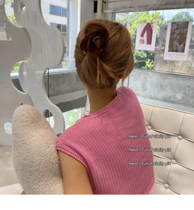 Détail d'une pince à cheveux motif écaille de tortue fixant un chignon sur un modèle
