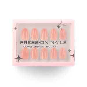 Unghie finte a mandorla corte in gel rosa nude esposte in una confezione regalo con stelle