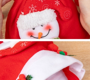 Détail du sac cadeau de Noël en feutre rouge avec bonhomme de neige 3D et décor de houx