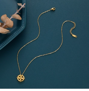 Vue détaillée d'un collier trèfle à cœur plaqué or 14K avec une chaîne réglable fine