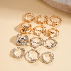 Vista dettagliata di 12 anelli metallici geometrici regolabili stile lava in oro e argento
