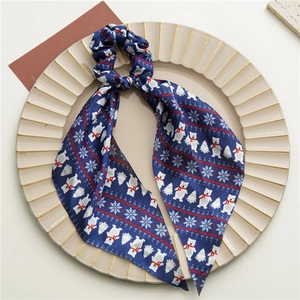 Elastico per capelli in raso blu con stampa di orsi polari su piatto in ceramica bianca