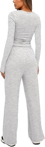 Vista posteriore del completo relax grigio da donna con maglia a maniche lunghe e pantaloni