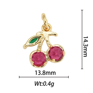 Detalle de colgante de cereza bañado en oro 18k con gemas rosas y medidas del producto
