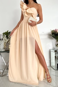 Detailansicht des eleganten aprikosenfarbenen One-Shoulder-Kleides mit Rüschen und Schlitz