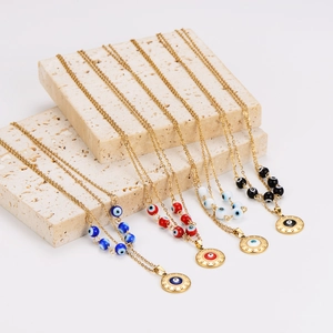 Lot de quatre colliers en acier inoxydable doré avec pendentifs oeil maléfique colorés