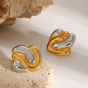 Détail des boucles d'oreilles clous géométriques bicolores en acier inoxydable avec vagues