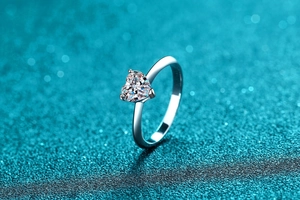 Macro shot of heart-cut moissanite stone on a minimalist S925 silver ring band