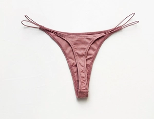 Detailansicht der staubrosa gerippten Baumwoll-G-String mit feinem schmalem Bund