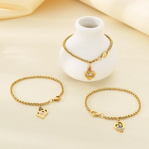 Détails de pendentifs cœur dorés avec gravure MOM et motif rose sur tissu en soie