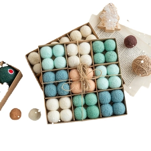 Set di palline di feltro di Natale con scatola, decorazioni da appendere in lana DIY.