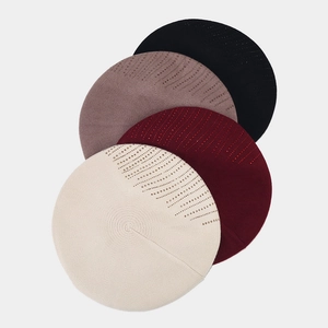 Lot de 4 bérets tricotés vintage pour femmes en noir, taupe, bordeaux et ivoire avec strass