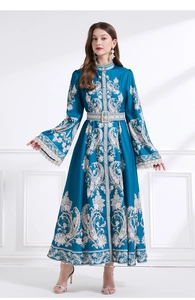 Detalle de vestido largo vintage azul pavo real con encaje y cinturón a juego