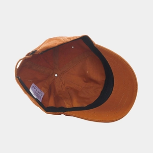 Vista dei dettagli dell'interno del cappellino in cotone con fascia e etichetta