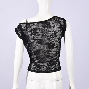 Vue détaillée du dos en dentelle noire montrant les motifs floraux et la coupe asymétrique