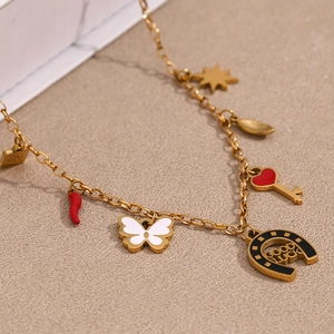 Collar de acero dorado con mariposa, herradura de la suerte y colgantes variados