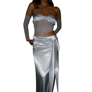 Détail du haut bustier en satin argenté avec manches assorties pour une tenue de soirée chic