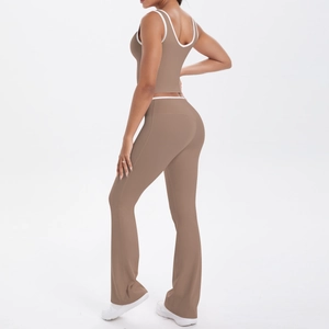 Détail du pantalon de yoga évasé à taille haute et débardeur avec liserés contrastés