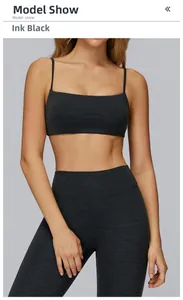 Dettaglio del tessuto spazzolato nero inchiostro del reggiseno sportivo e dei leggings