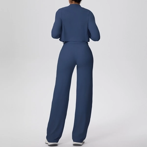 Vue arrière d'un ensemble de yoga bleu foncé avec veste courte et pantalon large