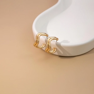Minimalist double-layered wavy C-shaped gold stud earrings with geometric open design