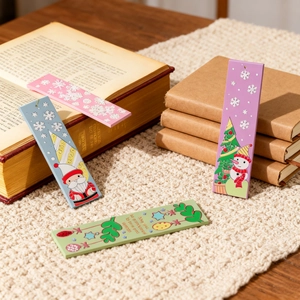 Detailweergave van de kerstbladwijzers op een pluche tapijt en vintage boeken