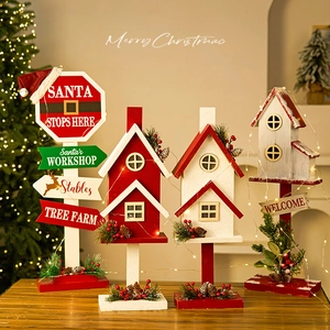 Decorazione Natalizia In Legno Casetta Con Luci LED Pigne Bacche Ornamento Da Scrivania Per Feste
