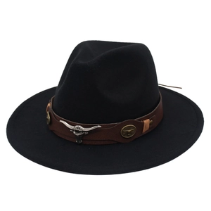 Détail du chapeau en feutre noir avec bandeau en cuir et ornement tête de taureau.