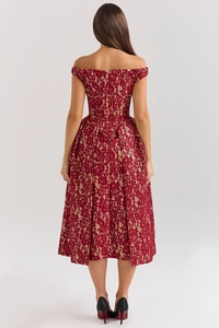 Vue arrière d'une robe mi-longue en dentelle rouge à épaules dénudées avec dos nu élégant