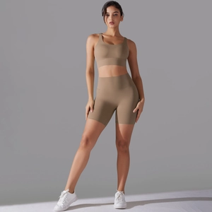 Dettaglio del tessuto opaco ad alta elasticità sul set reggiseno sportivo e pantaloncini