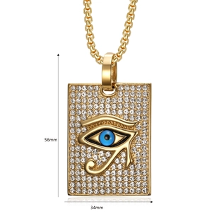 Détail du pendentif Oeil d'Horus doré avec strass, mesurant 56mm sur 34mm