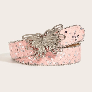 Détail de ceinture rose à paillettes avec boucle papillon argentée et bordure perlée