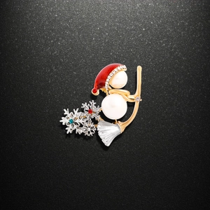 Broche de Noël exquise avec renne, bonhomme de neige et sapin en alliage doré et perles