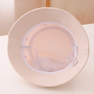 Détail de l'intérieur du chapeau de soleil beige avec bandeau et cordon coupe-vent