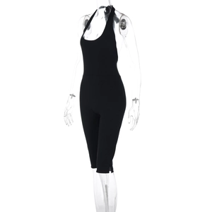 Détail de la barboteuse noire dos nu licou montrant la taille sur un mannequin