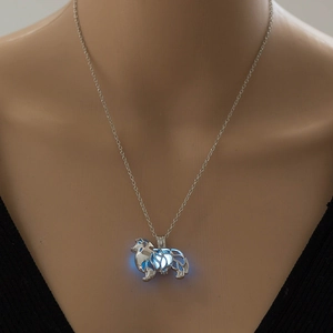 Leuchtende Sibirische Husky-Halskette mit blau glänzendem Anhänger auf versilberter Kette