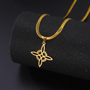 Dettaglio della collana catena a serpente dorata in acciaio inox con pendente nodo Wicca