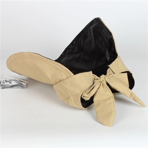 Dettaglio del cappello da sole kaki con fiocco e fodera nera anti-UV, con cordino incluso