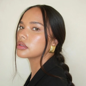 Close-up of 18K gold-plated striped square earrings worn by a model for a modern look