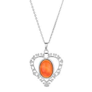 Collier vintage en argent avec pendentif cœur et opale orange ovale sur fond blanc